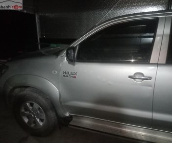 Toyota Hilux 3.0 2011 - Chính chủ bán Toyota Hilux 3.0 sản xuất năm 2011, màu bạc, nhập khẩu  