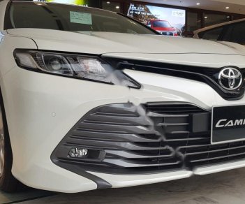 Toyota Camry 2019 - Bán Toyota Camry sản xuất năm 2019, màu trắng, xe nhập