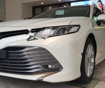 Toyota Camry 2019 - Bán Toyota Camry sản xuất năm 2019, màu trắng, xe nhập