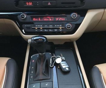 Kia Sedona 2017 - Cần bán lại xe Kia Sedona năm sản xuất 2017 xăng 3.3, màu trắng