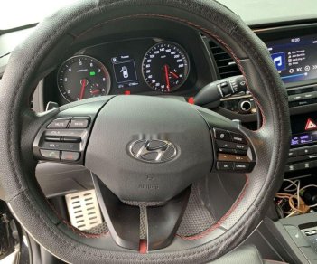 Hyundai Elantra    2018 - Cần bán Hyundai Elantra đời 2018, màu đen, giá tốt