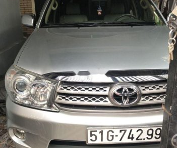 Toyota Fortuner 2010 - Cần bán xe Toyota Fortuner sản xuất 2010, màu bạc xe nguyên bản