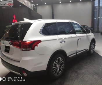 Mitsubishi Outlander 2.0 CVT Premium 2019 - Cần bán Mitsubishi Outlander 2.0 CVT Premium sản xuất 2019, màu trắng