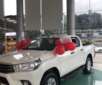 Toyota Hilux   2019 - Bán Toyota Hilux 2.4E 4x2 MT sản xuất năm 2019, màu trắng, nhập khẩu 