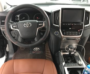 Toyota Land Cruiser 2018 - Bán Toyota Landcruiser 5.7V8 xuất Mỹ xe vừa bấm biển xong, biển đẹp xe chưa lăn bánh mới như 100% xe giờ sang tên 2%