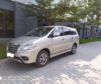 Toyota Innova 2.0E 2015 - Bán ô tô Toyota Innova 2.0E, 2016, màu vàng