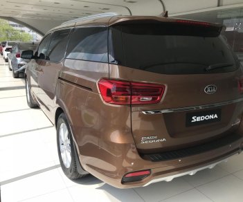 Kia Sedona 2.2DAT Luxury 2019 - Kia Phú Mỹ Hưng - Cần bán xe Kia Sedona 2.2DAT Luxury năm sản xuất 2019, màu nâu