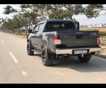 Toyota Hilux 2012 - Cần bán lại xe Toyota Hilux MT đời 2012, màu đen xe gia đình