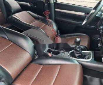 Toyota Hilux 2015 - Cần bán gấp Toyota Hilux năm sản xuất 2015, màu bạc, xe nhập như mới