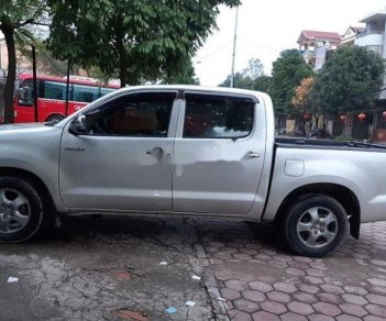 Toyota Hilux    2012 - Cần bán lại xe Toyota Hilux sản xuất 2012, màu bạc