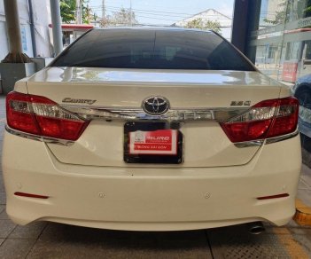 Toyota Camry  2.5Q  2014 - Bán Toyota Camry 2.5Q sản xuất năm 2014, màu trắng xe gia đình, giá 780tr