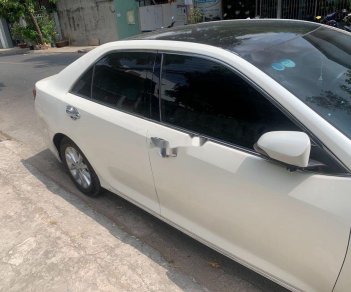 Toyota Camry 2014 - Cần bán Toyota Camry năm 2014, màu trắng xe gia đình