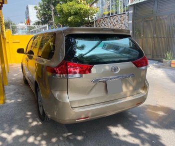 Toyota Sienna 2011 - Cần bán xe Toyota Sienna đời 2011, màu vàng ít sử dụng