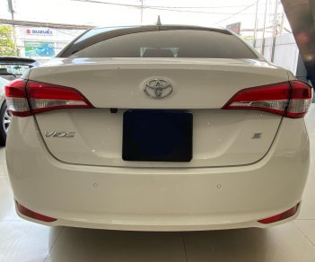 Toyota Vios 2019 - Bán xe giá ưu đãi với chiếc Toyota Vios E 1.5CVT đời 2019, màu trắng, giao xe nhanh