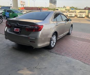 Toyota Camry 2013 - Cần bán Toyota Camry đời 2013, màu vàng