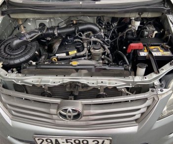 Toyota Innova  E 2012 - Bán ô tô Toyota Innova E sản xuất năm 2012, màu bạc, giá tốt