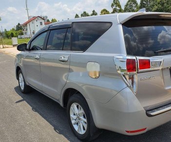 Toyota Innova   2018 - Bán Toyota Innova sản xuất 2018, màu bạc số sàn, 588tr