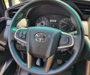 Toyota Innova   2018 - Bán Toyota Innova sản xuất 2018, màu bạc số sàn, 588tr