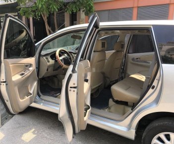 Toyota Innova 2014 - Bán Toyota Innova 2.0E MT năm sản xuất 2014, màu bạc còn mới, giá tốt