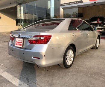 Toyota Camry   2.0E AT  2013 - Cần bán Toyota Camry 2.0E AT đời 2013, màu bạc xe gia đình