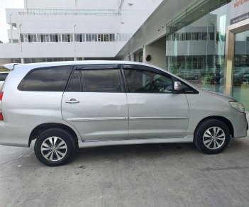 Toyota Innova   2.0E MT  2015 - Bán Toyota Innova 2.0E MT năm 2015, màu bạc xe gia đình, 485tr