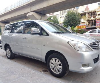 Toyota Innova   2011 - Cần bán gấp Toyota Innova năm 2011, màu bạc xe gia đình, 395tr