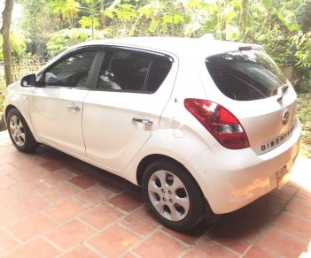 Hyundai i20 2011 - Bán Hyundai i20 AT 1.4 đời 2011, màu trắng xe gia đình, giá chỉ 295 triệu