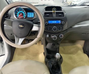 Chevrolet Spark 2017 - Bán ô tô Chevrolet Spark 1.2MT sản xuất năm 2017, màu trắng, giá tốt
