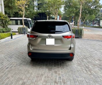 Toyota Highlander LE 2.7L 2015 - Cần bán Toyota Highlander LE 2.7L đời 2016, màu vàng cát, xe nhập