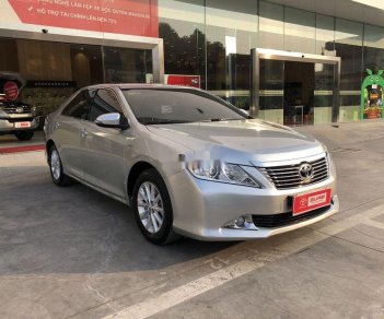 Toyota Camry   2.0E AT  2013 - Cần bán Toyota Camry 2.0E AT đời 2013, màu bạc xe gia đình