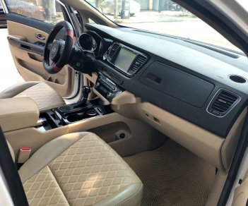 Kia Sedona 2016 - Bán Kia Sedona AT năm sản xuất 2016, màu trắng số tự động, giá chỉ 795 triệu