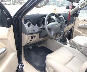 Toyota Fortuner 2.5G  2011 - Bán nhanh với chiếc Toyota Fortuner 2.5G, đời 2011, màu đen, đẹp xuất sắc, giá cực mềm