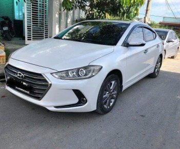 Hyundai Elantra 2017 - Cần bán lại xe Hyundai Elantra 1.6AT năm sản xuất 2017, màu trắng số tự động, giá 556tr