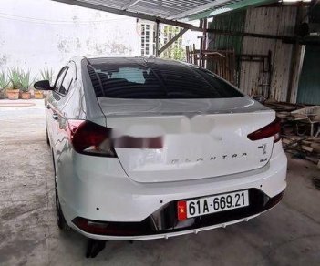 Hyundai Elantra   2019 - Bán Hyundai Elantra sản xuất năm 2019, màu trắng, xe nhập chính chủ, 690tr