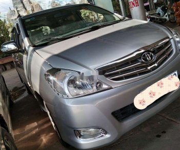 Toyota Innova 2010 - Cần bán lại xe Toyota Innova AT sản xuất 2010, màu bạc xe gia đình