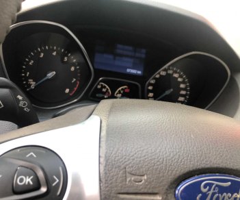 Ford Focus 2015 - Cần bán lại chiếc Ford Focus sản xuất 2015, màu đỏ xe gia đình, giá thấp