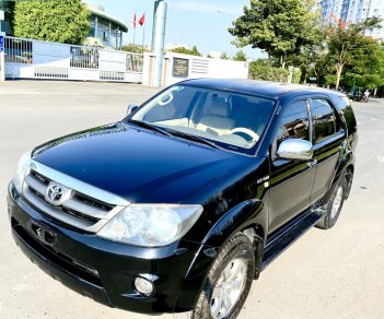 Toyota Fortuner 2008 - Cần bán nhanh chiếc Toyota Fortuner AT sản xuất 2008, màu đen, xe nhập khẩu