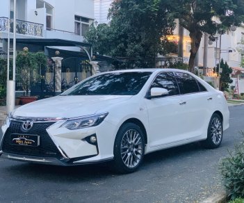 Toyota Camry 2018 - Bán nhanh với giá thấp chiếc Toyota Camry 2.5Q, sản xuất 2018, màu trắng, giao xe nhanh