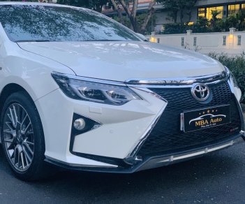 Toyota Camry 2018 - Bán nhanh với giá thấp chiếc Toyota Camry 2.5Q, sản xuất 2018, màu trắng, giao xe nhanh