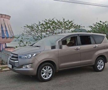 Toyota Innova 2017 - Bán Toyota Innova sản xuất năm 2017, màu vàng