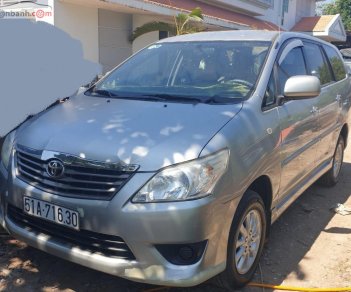 Toyota Innova 2013 - Cần bán gấp Toyota Innova 2.0EMT năm sản xuất 2013, màu bạc xe gia đình