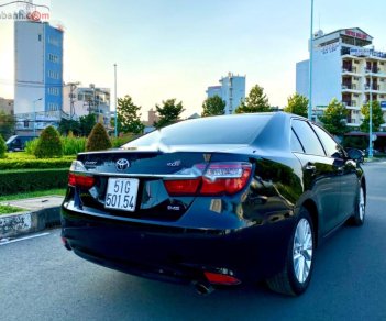 Toyota Camry 2.0E 2017 - Bán ô tô Toyota Camry 2.0E đời 2017, màu đen số tự động, giá tốt