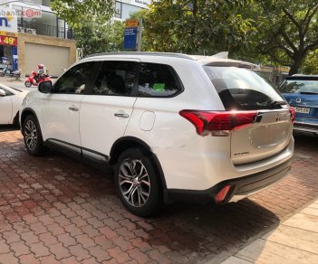 Mitsubishi Outlander 2018 - Bán xe Mitsubishi Outlander đời 2018, màu trắng số tự động