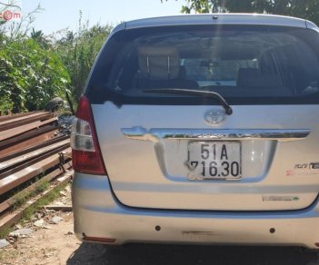 Toyota Innova 2013 - Cần bán gấp Toyota Innova 2.0EMT năm sản xuất 2013, màu bạc xe gia đình