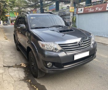 Toyota Fortuner 2015 - Cần bán Toyota Fortuner MT đời 2015, màu xám số sàn, 697tr