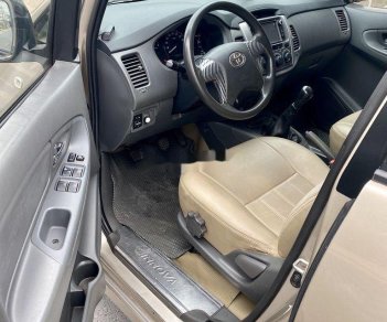 Toyota Innova 2012 - Cần bán gấp Toyota Innova năm 2012, màu vàng cát xe gia đình