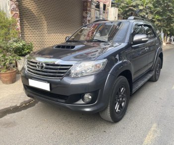 Toyota Fortuner 2015 - Cần bán Toyota Fortuner MT đời 2015, màu xám số sàn, 697tr