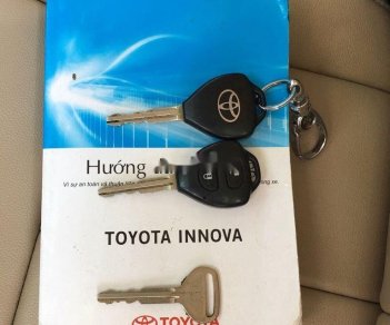 Toyota Innova   2010 - Cần bán lại Toyota Innova đời 2010, màu bạc, xe nhập
