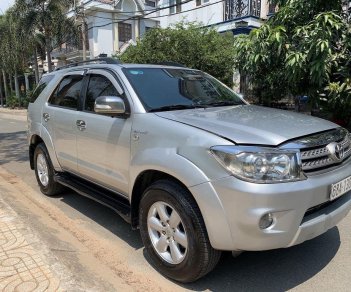 Toyota Fortuner 2009 - Cần bán gấp Toyota Fortuner 2.7AT sản xuất năm 2009, màu bạc chính chủ