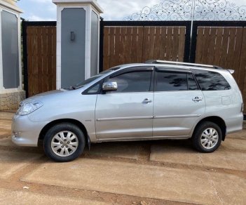 Toyota Innova   2010 - Bán Toyota Innova năm sản xuất 2010, màu bạc xe gia đình, 326 triệu